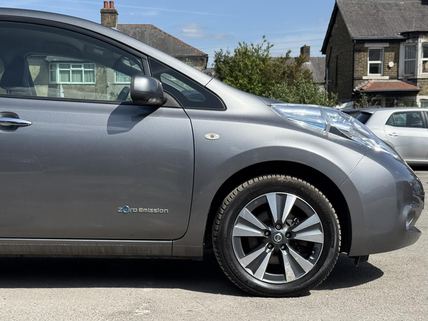 Nissan Leaf 24kWh Tekna Hatchback 5dr Electric Auto (107 bhp)
