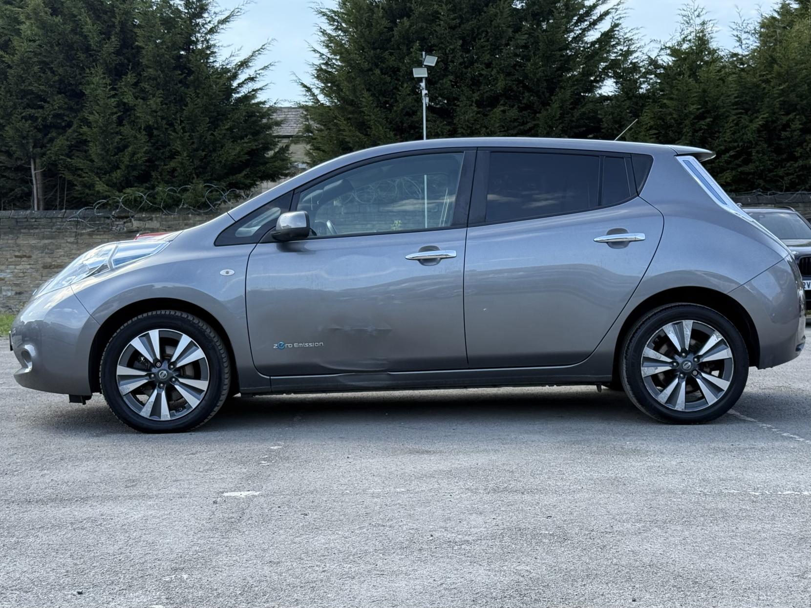 Nissan Leaf 24kWh Tekna Hatchback 5dr Electric Auto (107 bhp)