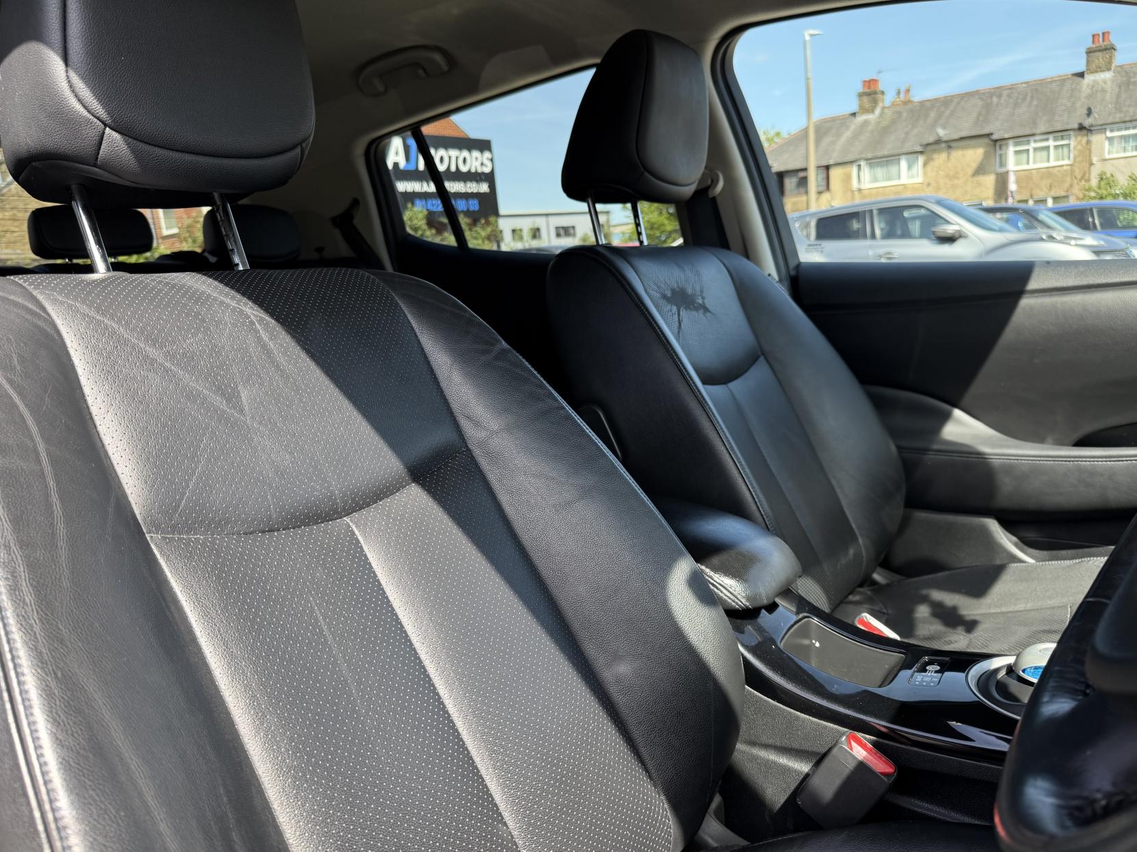 Nissan Leaf 24kWh Tekna Hatchback 5dr Electric Auto (107 bhp)