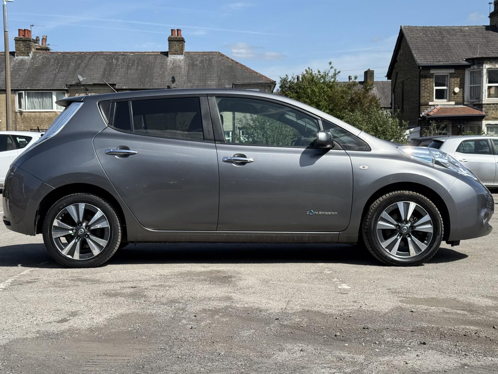 Nissan Leaf 24kWh Tekna Hatchback 5dr Electric Auto (107 bhp)
