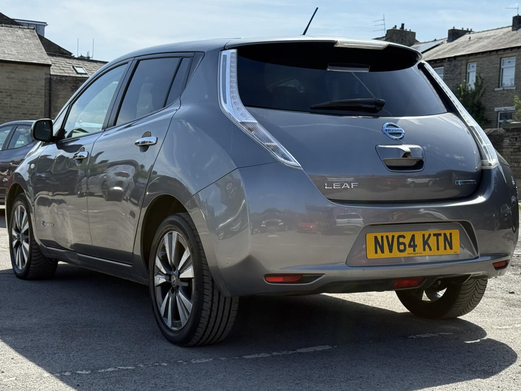 Nissan Leaf 24kWh Tekna Hatchback 5dr Electric Auto (107 bhp)