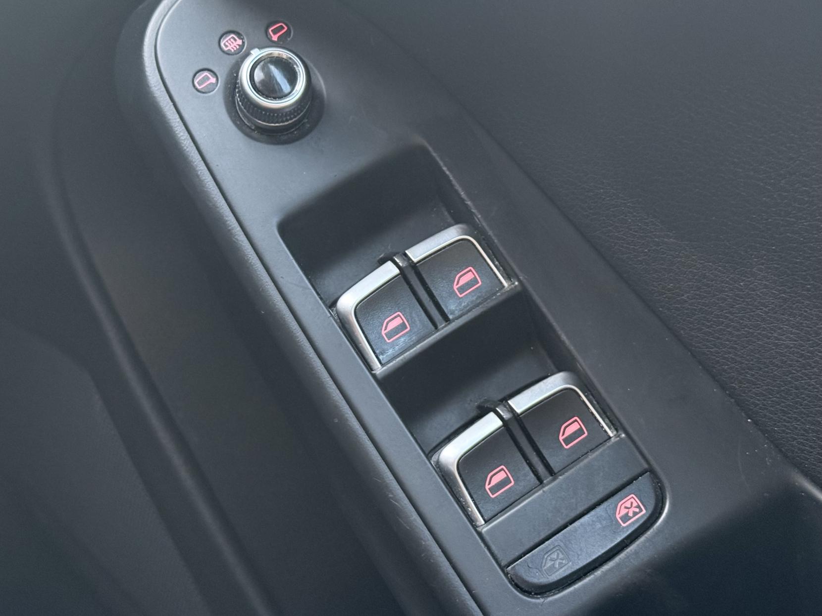 Audi A4 2.0 TDI SE Technik Saloon 4dr Diesel S Tronic quattro Euro 5 (s/s) (177 ps)