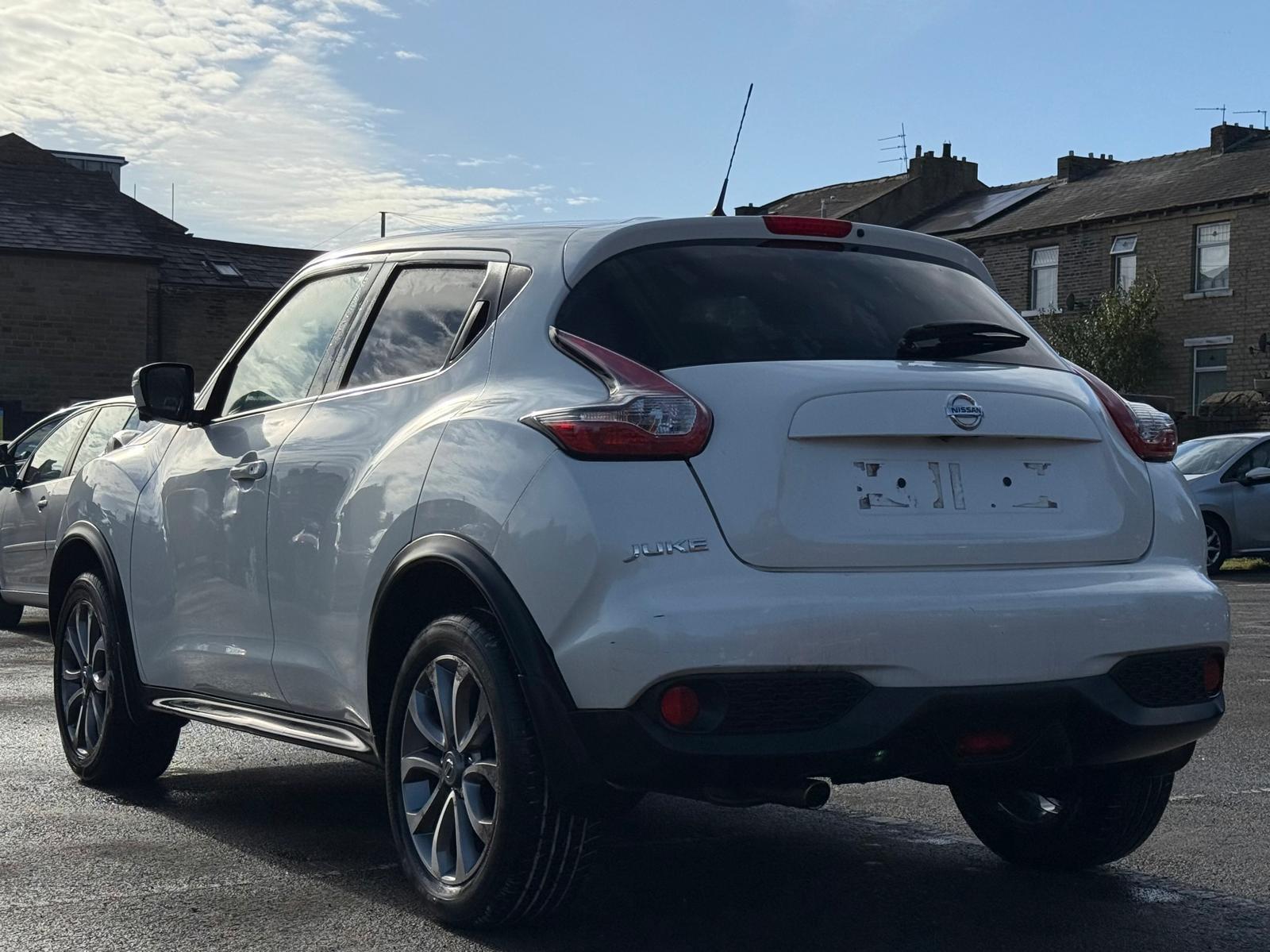 Nissan Juke 1.6 Tekna SUV 5dr Petrol XTRON Euro 5 (117 ps)