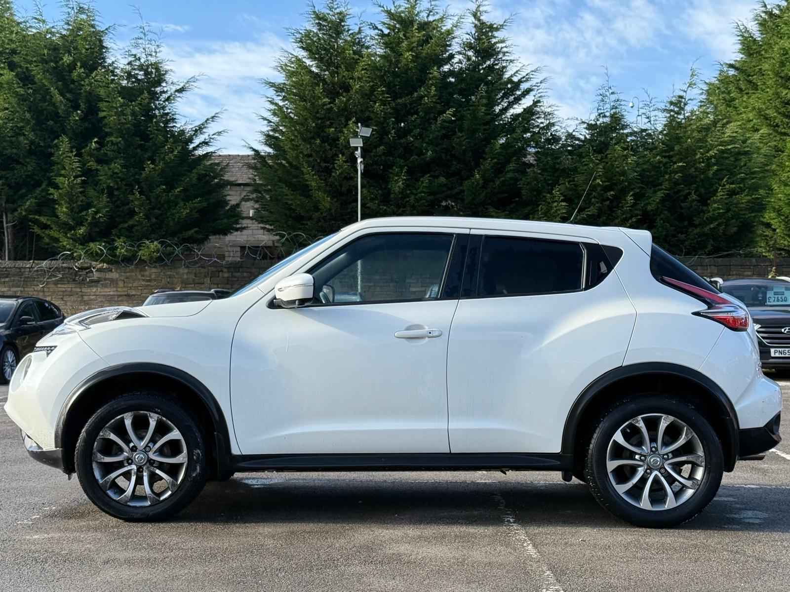 Nissan Juke 1.6 Tekna SUV 5dr Petrol XTRON Euro 5 (117 ps)