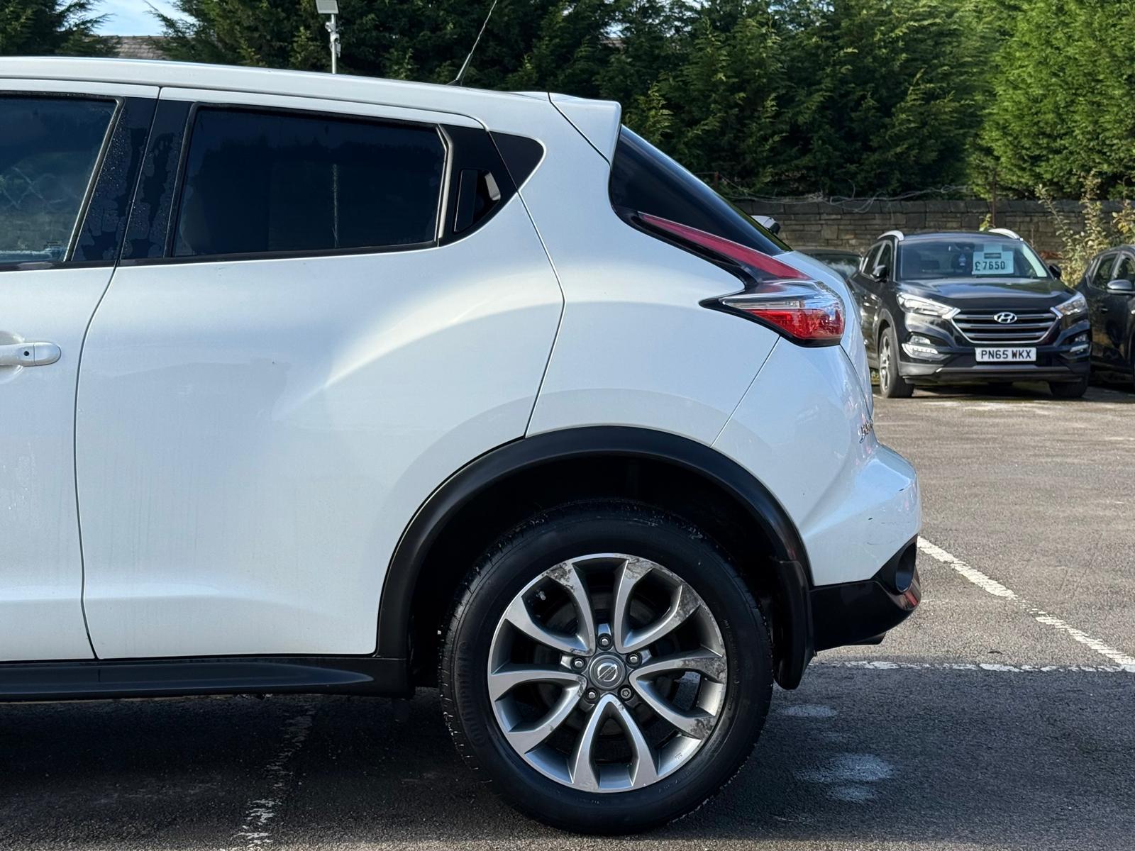 Nissan Juke 1.6 Tekna SUV 5dr Petrol XTRON Euro 5 (117 ps)