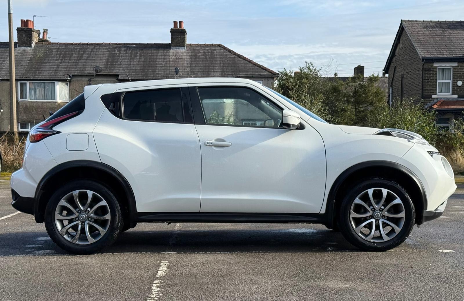 Nissan Juke 1.6 Tekna SUV 5dr Petrol XTRON Euro 5 (117 ps)