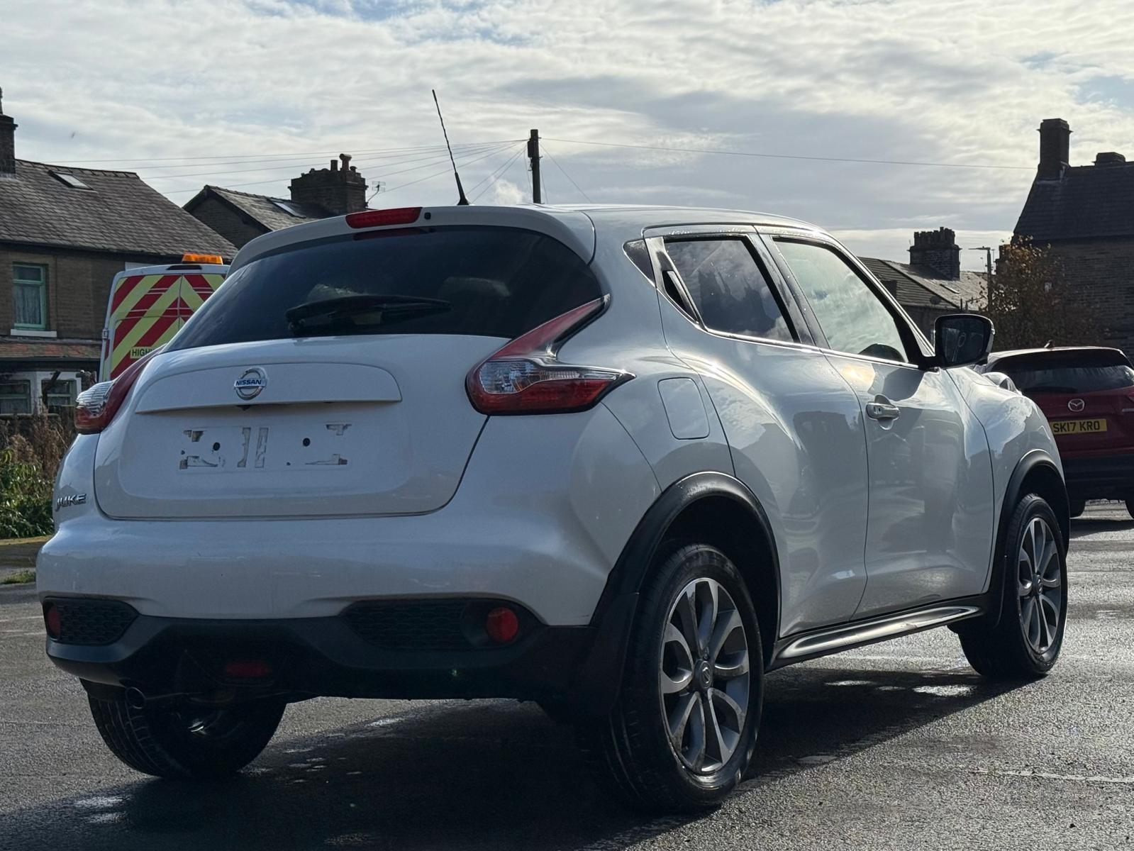 Nissan Juke 1.6 Tekna SUV 5dr Petrol XTRON Euro 5 (117 ps)