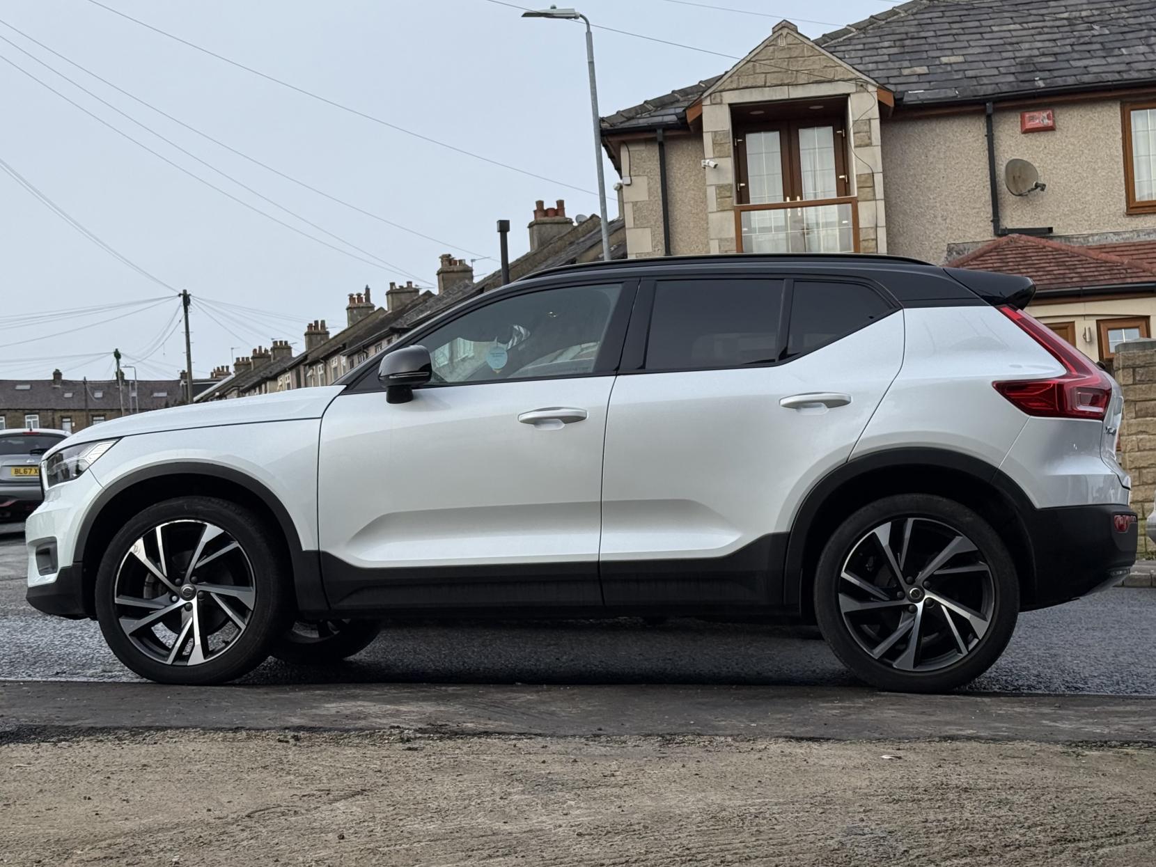 Volvo XC40 2.0 B4 MHEV R-Design Pro SUV 5dr Petrol Hybrid Auto Euro 6 (s/s) (197 ps)