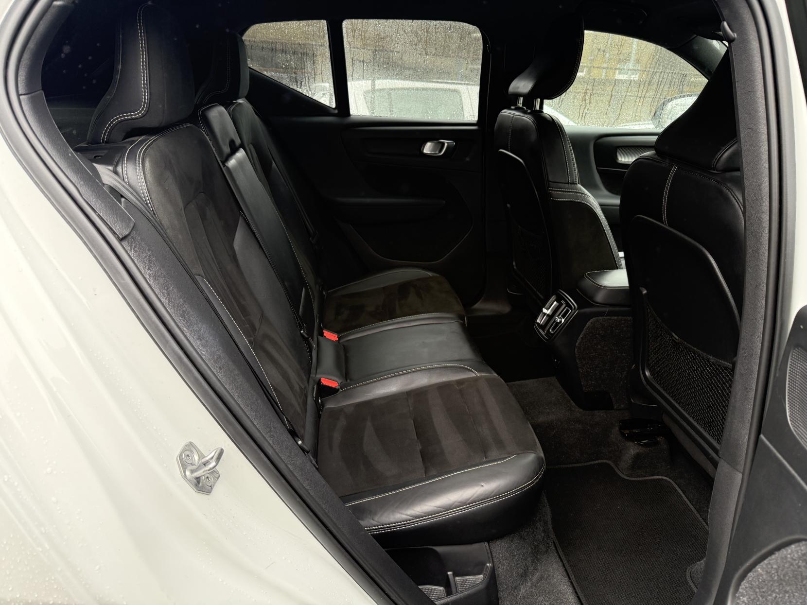 Volvo XC40 2.0 B4 MHEV R-Design Pro SUV 5dr Petrol Hybrid Auto Euro 6 (s/s) (197 ps)