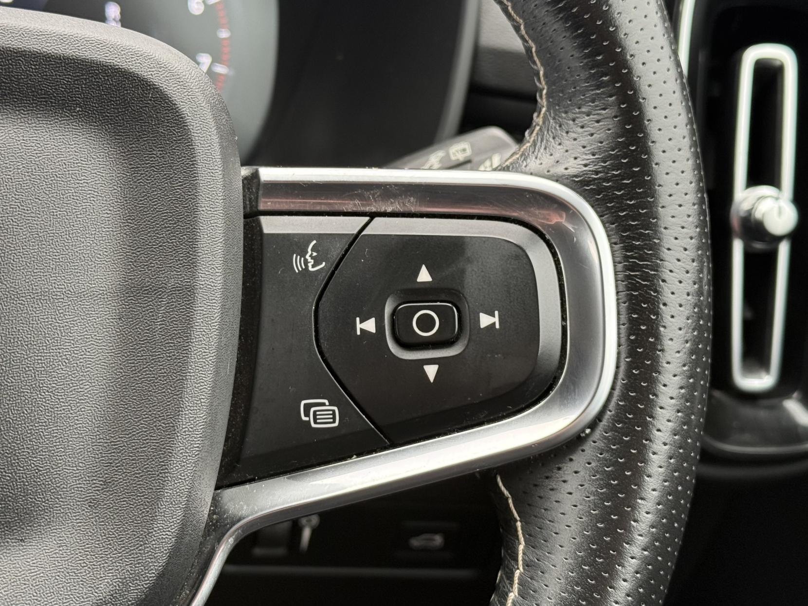 Volvo XC40 2.0 B4 MHEV R-Design Pro SUV 5dr Petrol Hybrid Auto Euro 6 (s/s) (197 ps)