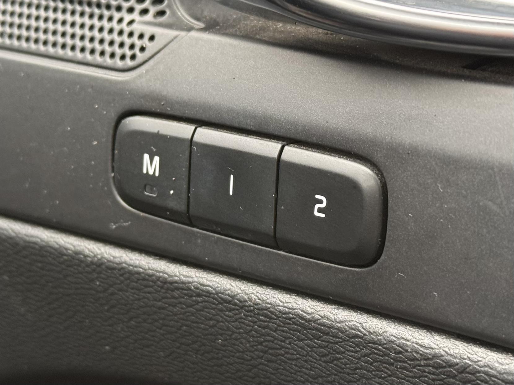 Volvo XC40 2.0 B4 MHEV R-Design Pro SUV 5dr Petrol Hybrid Auto Euro 6 (s/s) (197 ps)