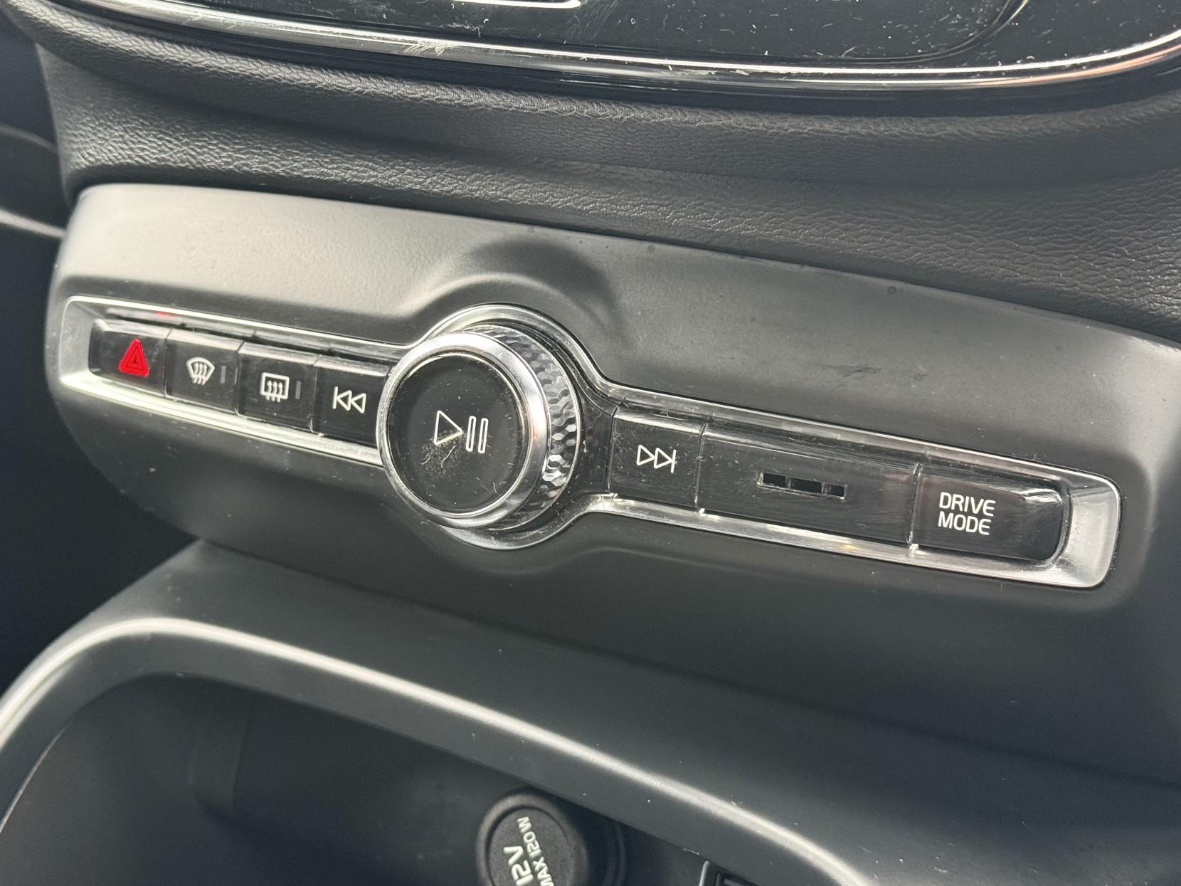 Volvo XC40 2.0 B4 MHEV R-Design Pro SUV 5dr Petrol Hybrid Auto Euro 6 (s/s) (197 ps)