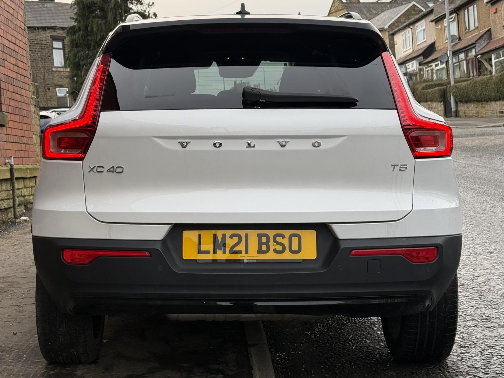 Volvo XC40 2.0 B4 MHEV R-Design Pro SUV 5dr Petrol Hybrid Auto Euro 6 (s/s) (197 ps)