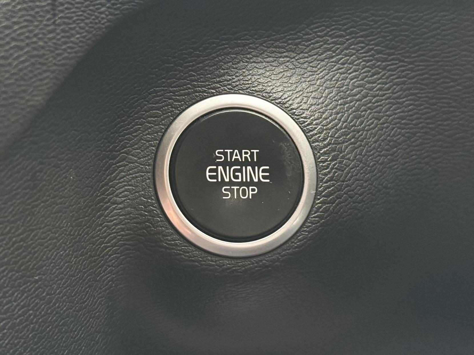 Volvo XC40 2.0 B4 MHEV R-Design Pro SUV 5dr Petrol Hybrid Auto Euro 6 (s/s) (197 ps)