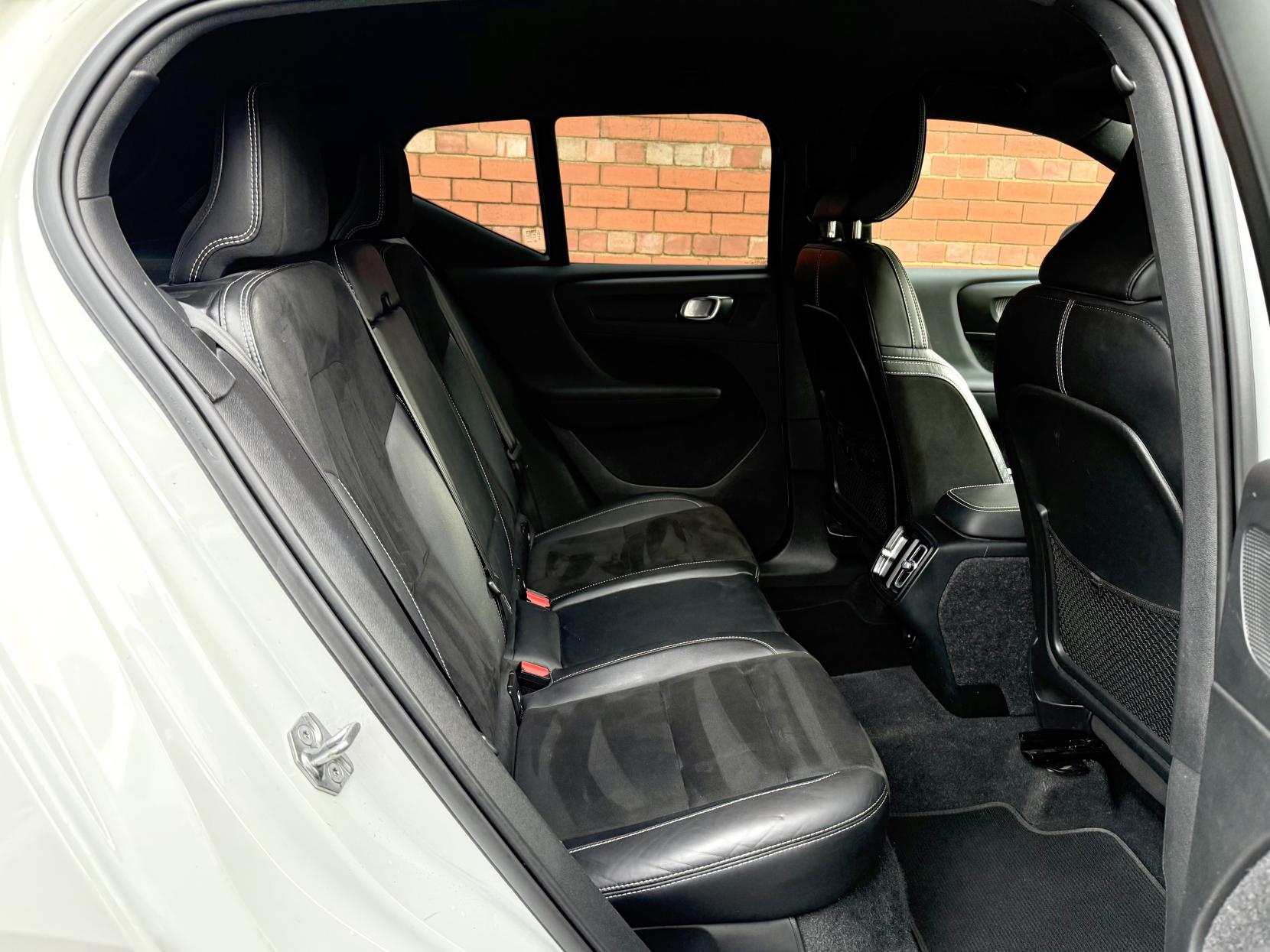 Volvo XC40 2.0 B4 MHEV R-Design Pro SUV 5dr Petrol Hybrid Auto Euro 6 (s/s) (197 ps)