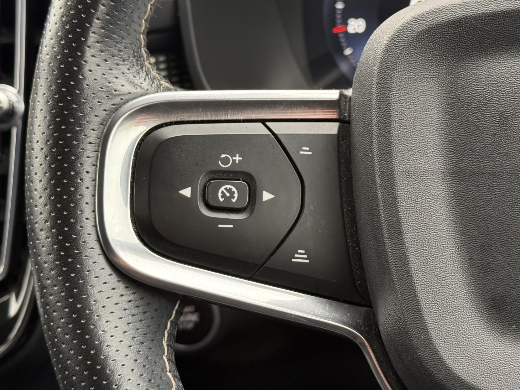 Volvo XC40 2.0 B4 MHEV R-Design Pro SUV 5dr Petrol Hybrid Auto Euro 6 (s/s) (197 ps)