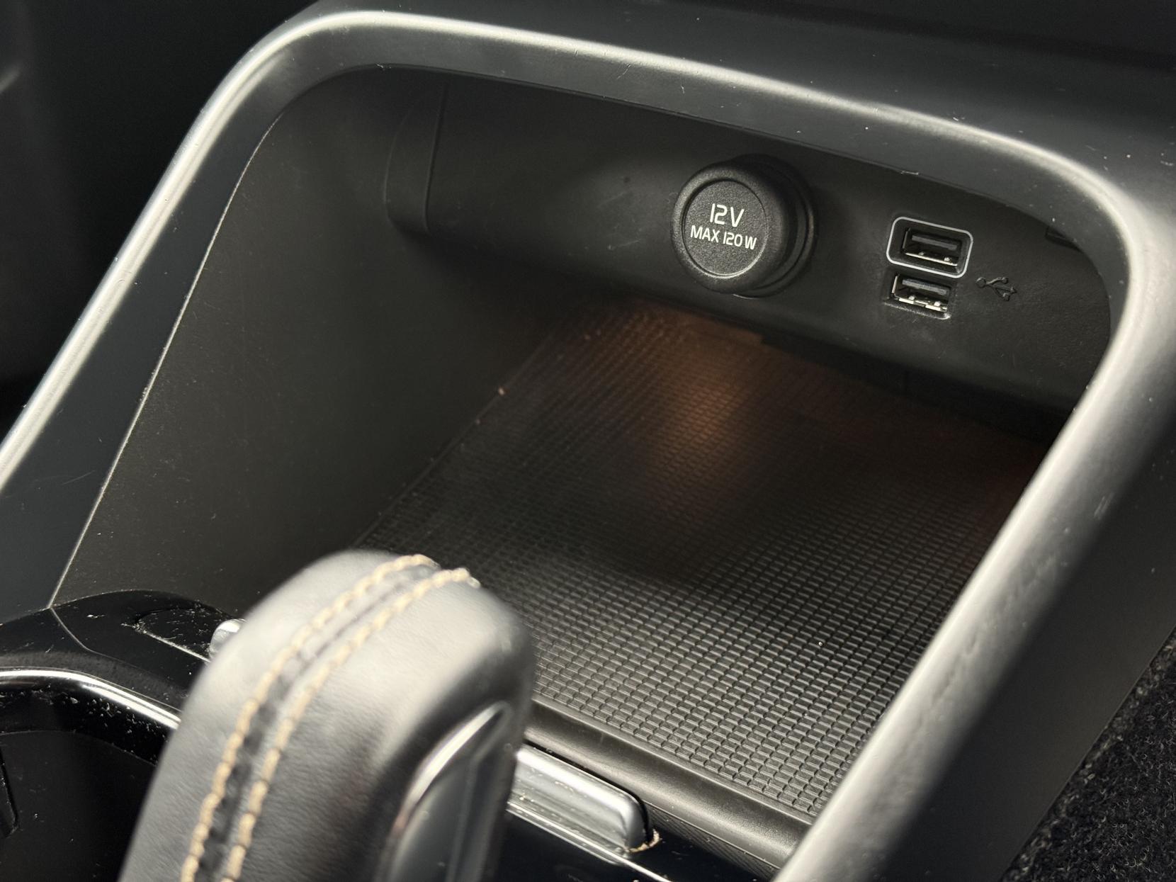 Volvo XC40 2.0 B4 MHEV R-Design Pro SUV 5dr Petrol Hybrid Auto Euro 6 (s/s) (197 ps)