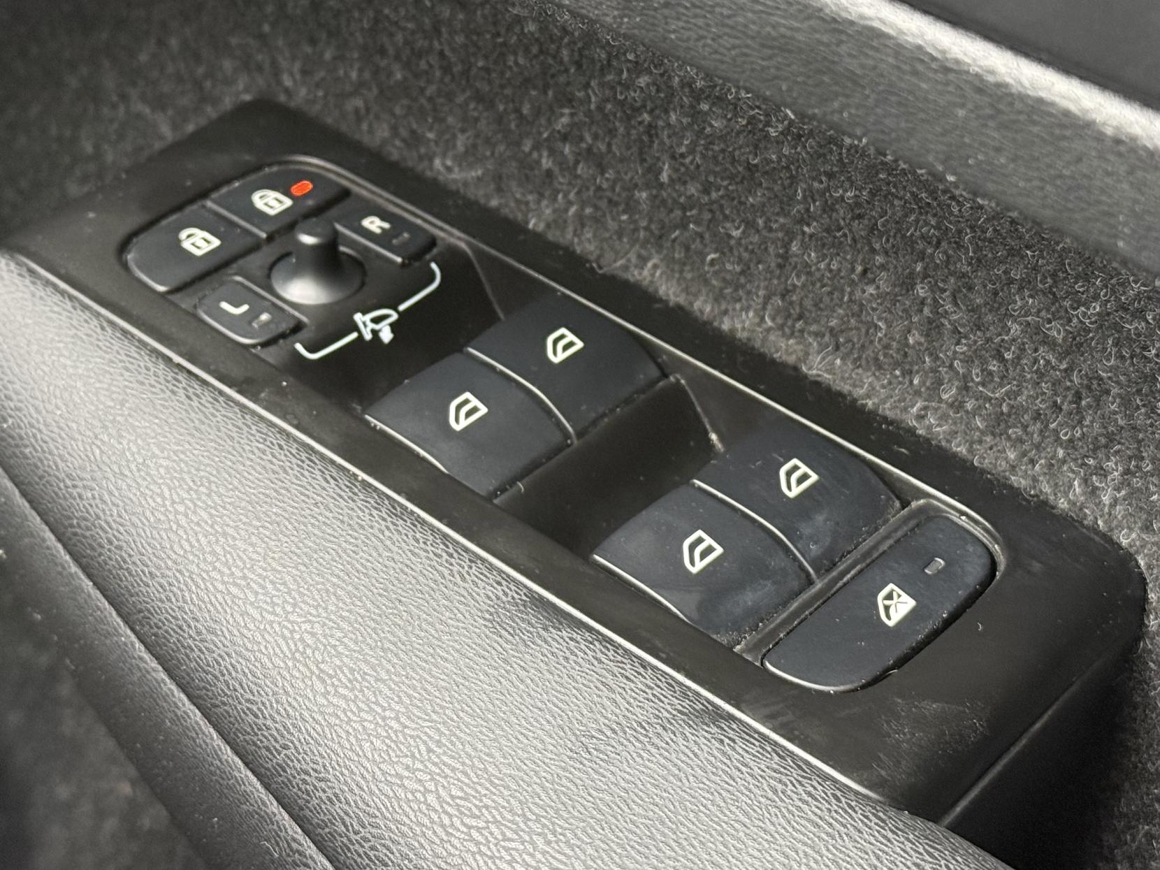 Volvo XC40 2.0 B4 MHEV R-Design Pro SUV 5dr Petrol Hybrid Auto Euro 6 (s/s) (197 ps)