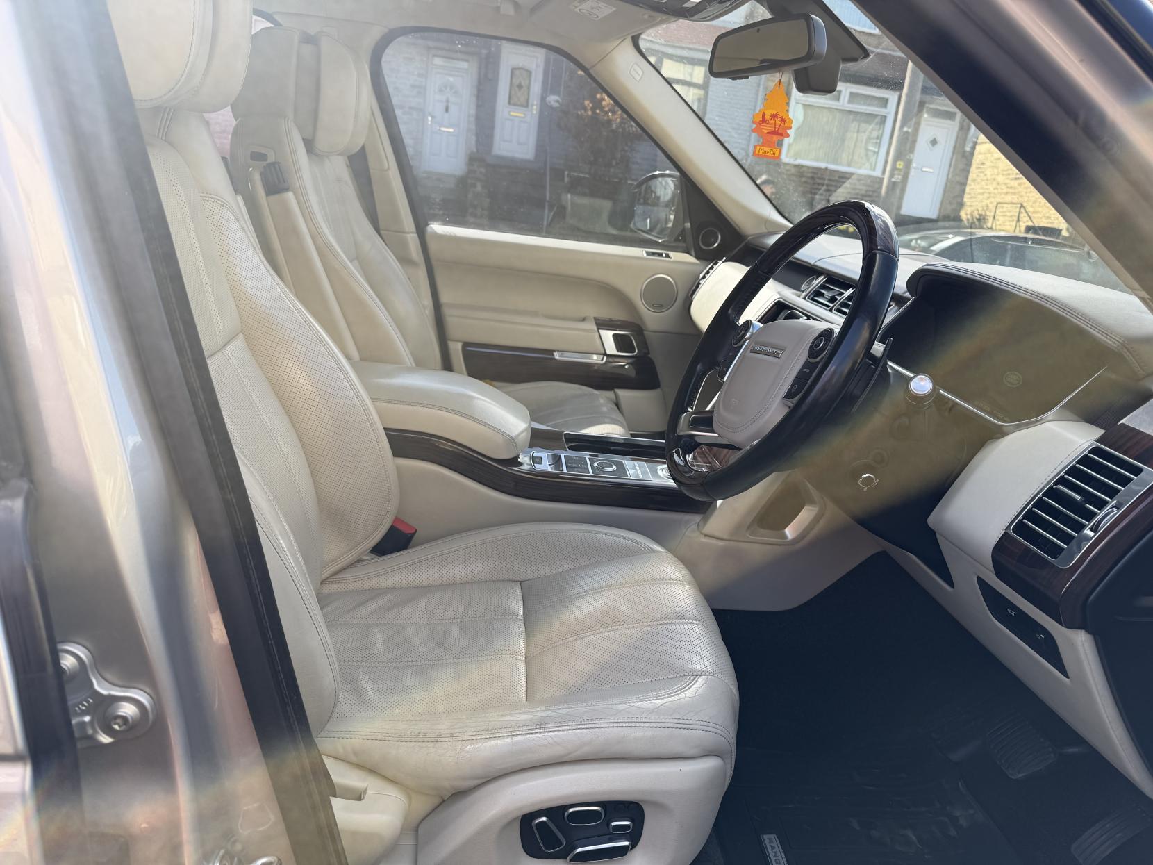 Land Rover Range Rover 4.4 SD V8 Autobiography SUV 5dr Diesel Auto 4WD Euro 5 (339 ps)