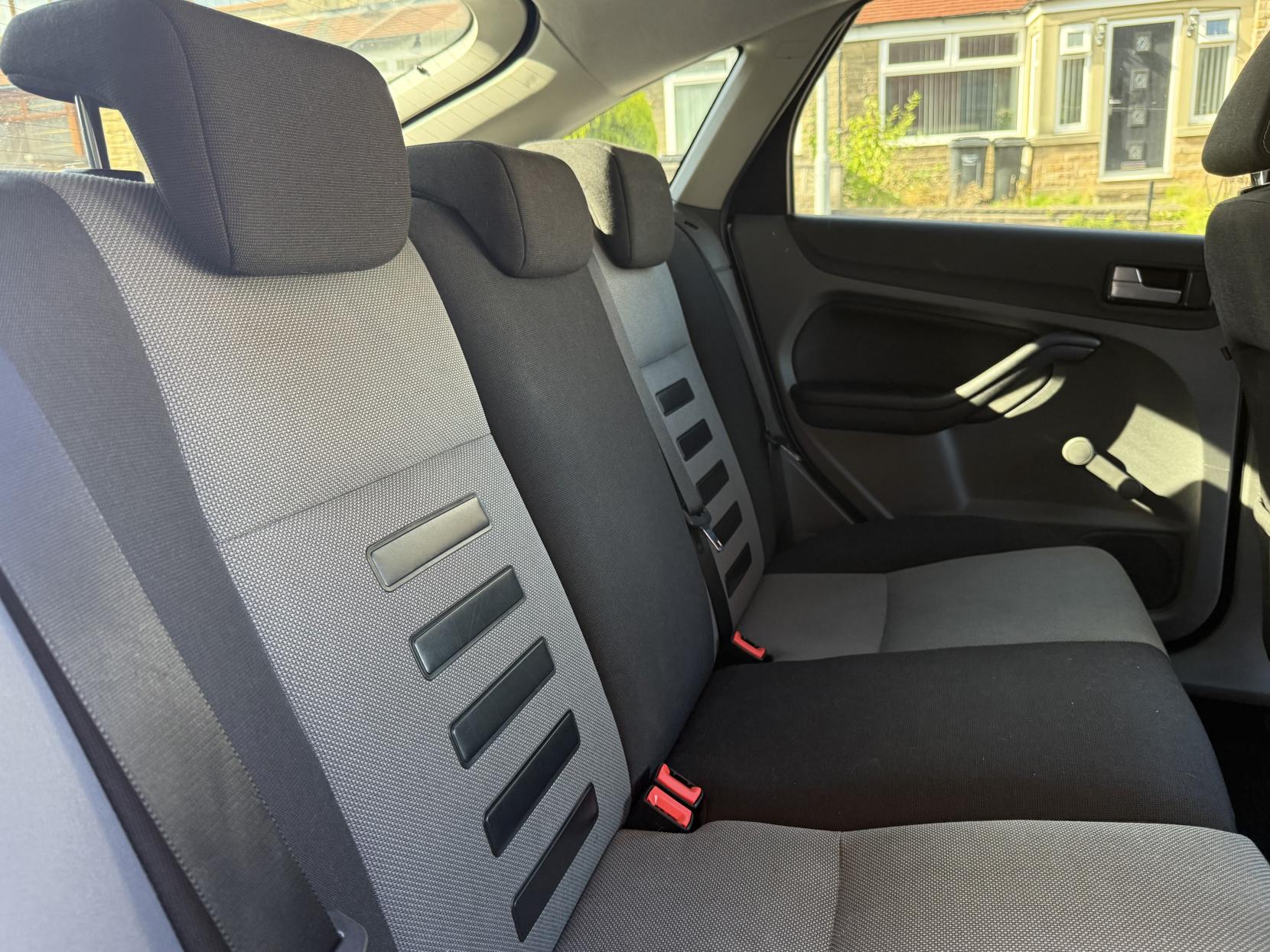 Ford Focus 1.6 Zetec Hatchback 5dr Petrol Manual (161 g/km, 99 bhp)