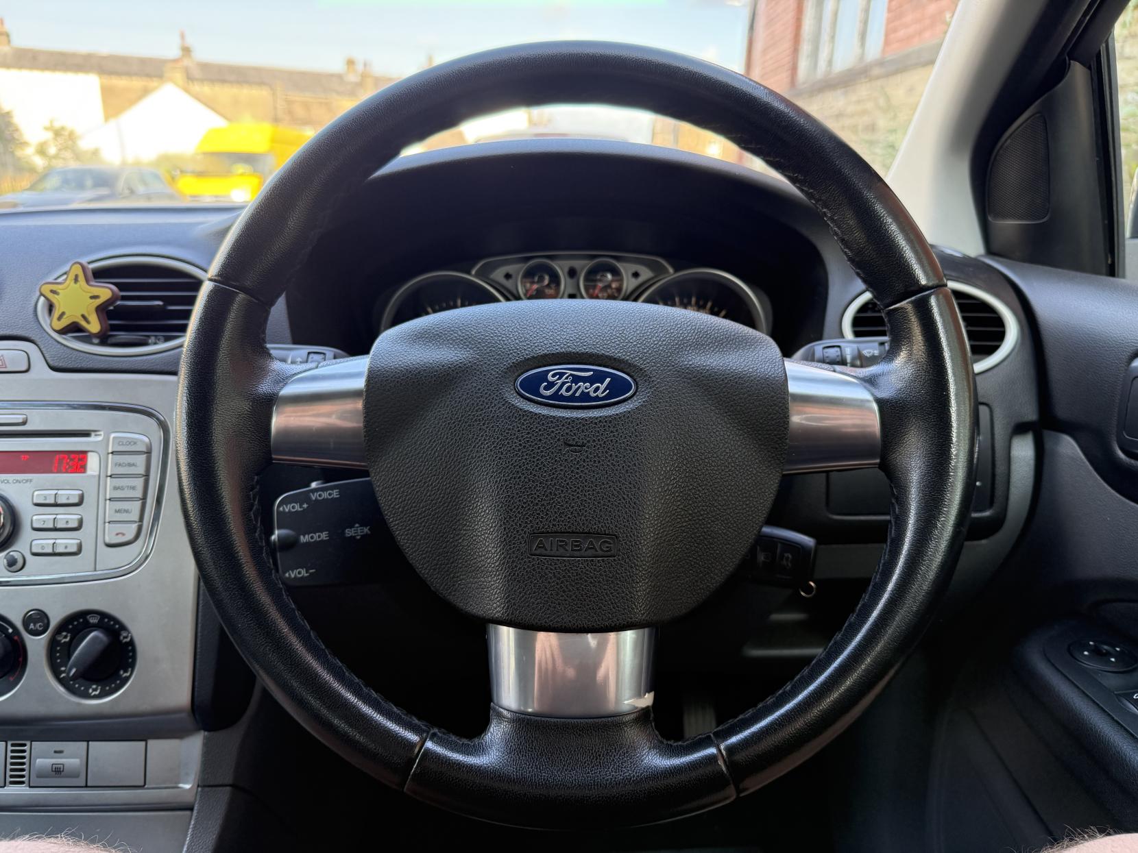 Ford Focus 1.6 Zetec Hatchback 5dr Petrol Manual (161 g/km, 99 bhp)