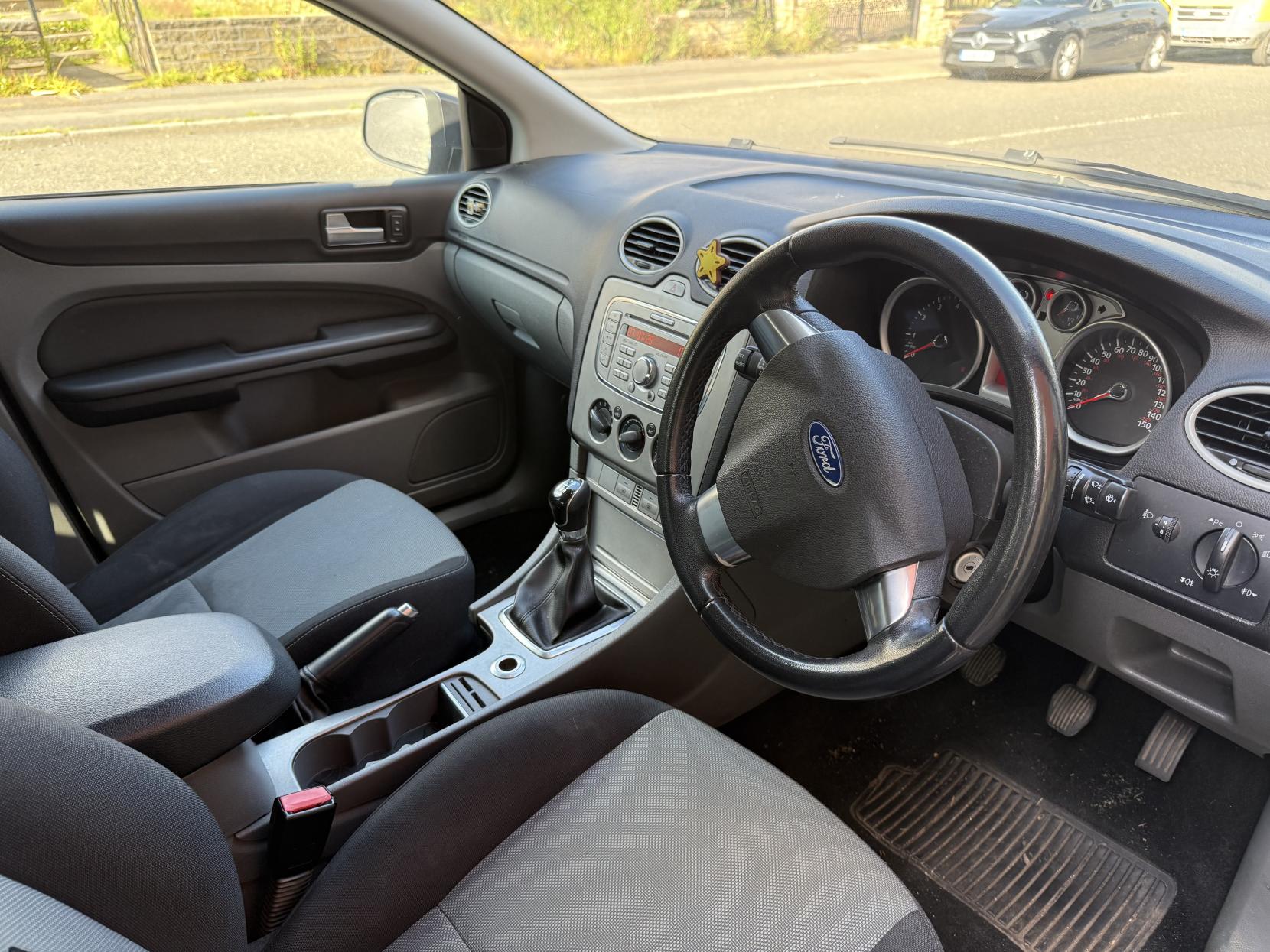Ford Focus 1.6 Zetec Hatchback 5dr Petrol Manual (161 g/km, 99 bhp)