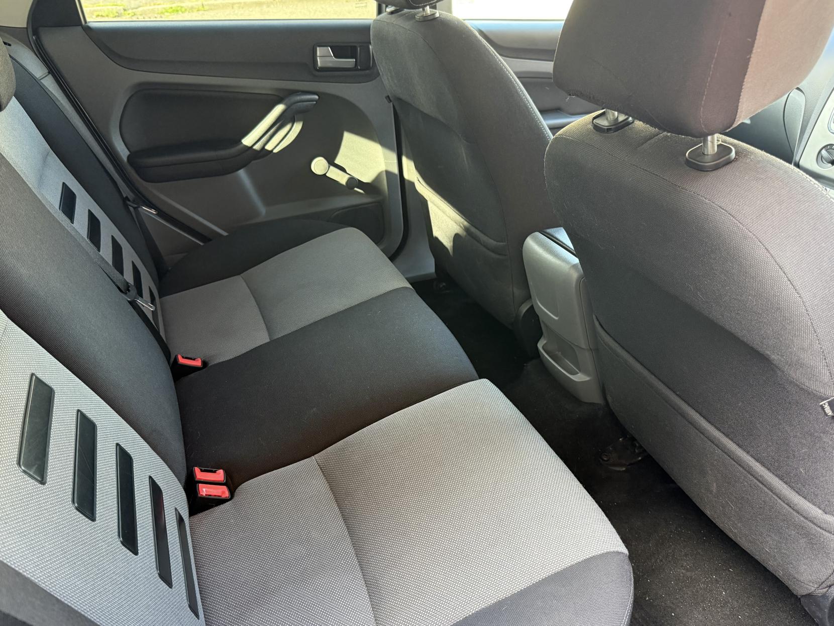 Ford Focus 1.6 Zetec Hatchback 5dr Petrol Manual (161 g/km, 99 bhp)