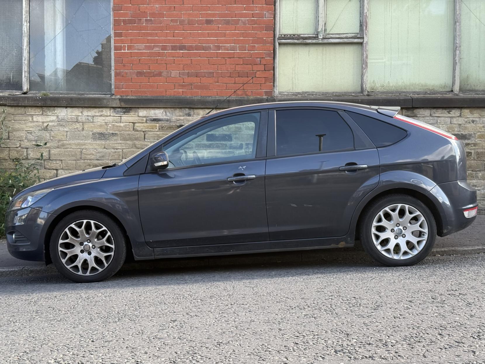 Ford Focus 1.6 Zetec Hatchback 5dr Petrol Manual (161 g/km, 99 bhp)