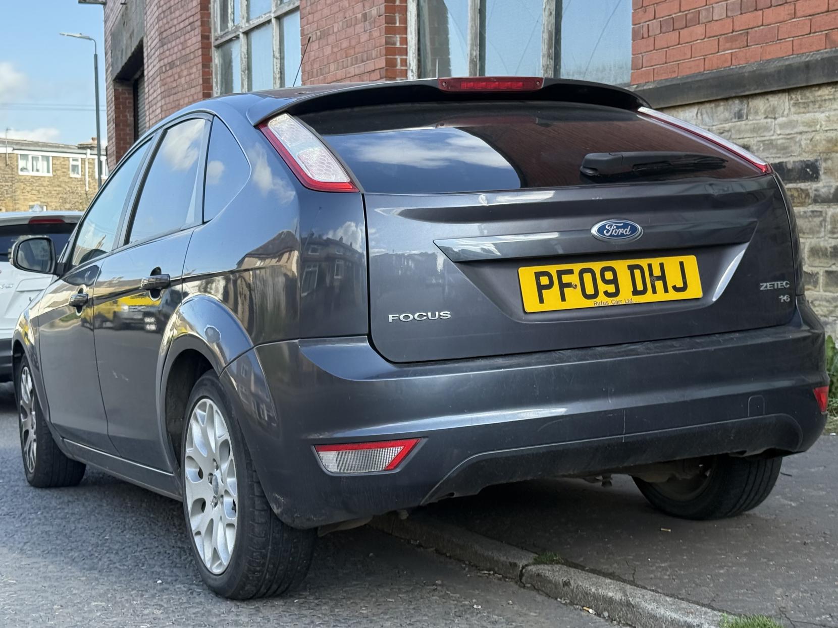 Ford Focus 1.6 Zetec Hatchback 5dr Petrol Manual (161 g/km, 99 bhp)