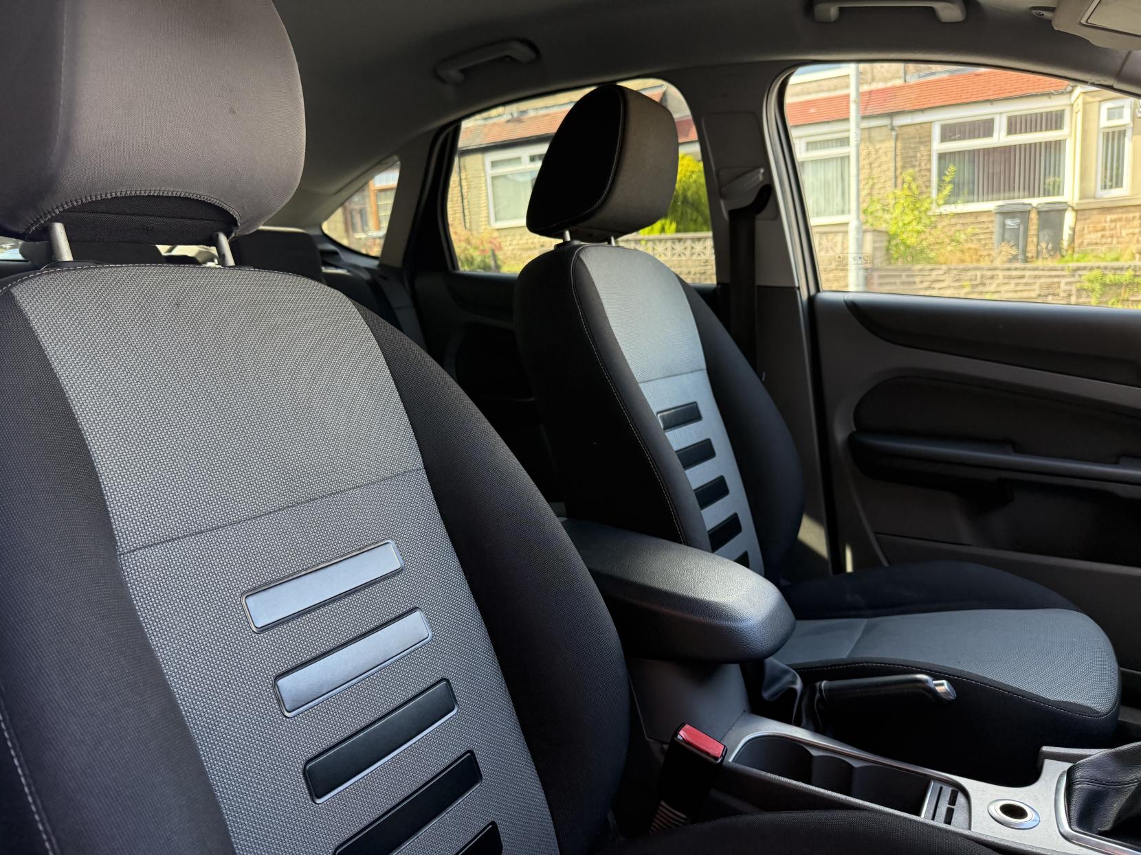 Ford Focus 1.6 Zetec Hatchback 5dr Petrol Manual (161 g/km, 99 bhp)