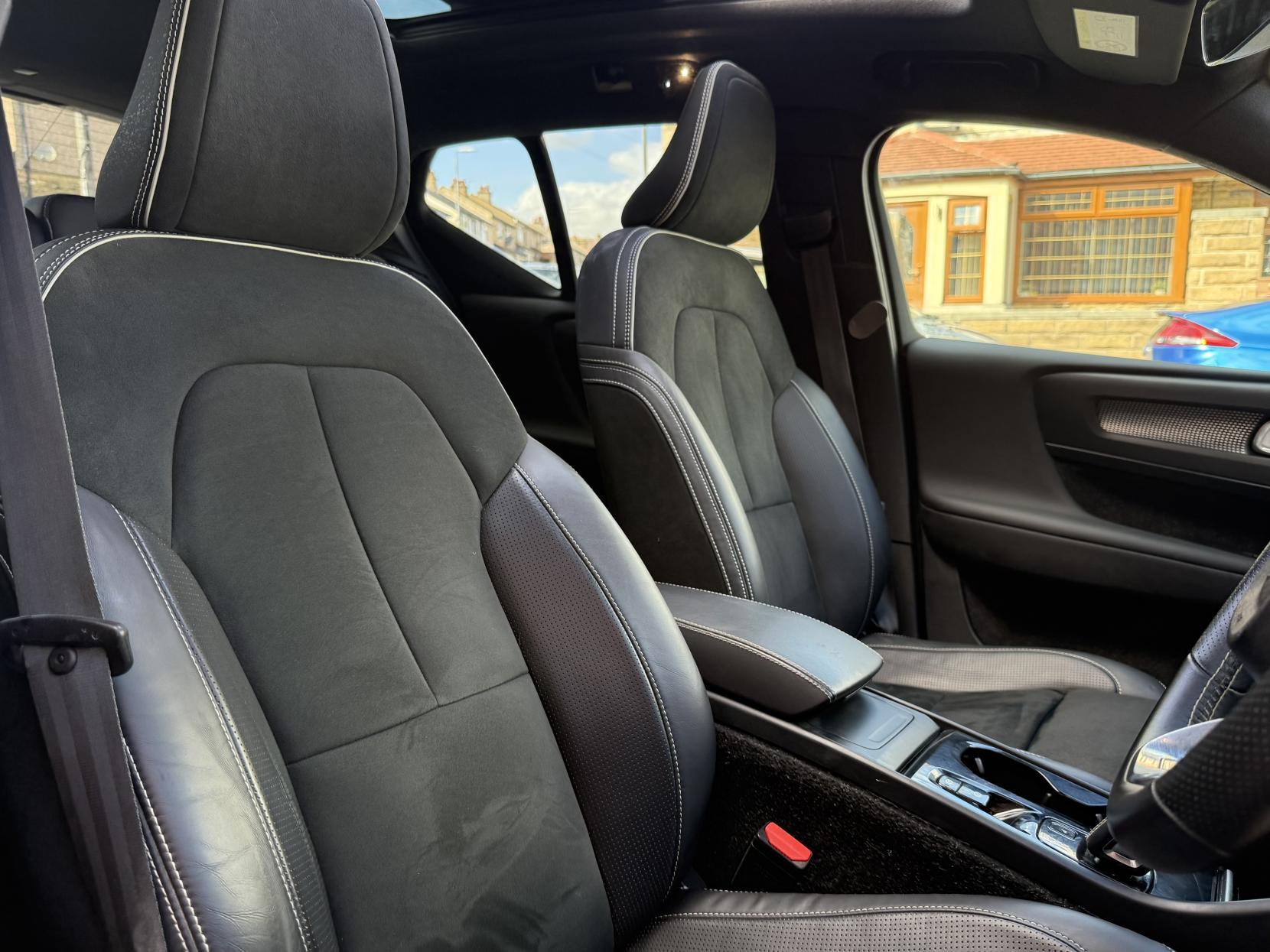 Volvo XC40 2.0 T5 R-Design SUV 5dr Petrol Auto AWD Euro 6 (s/s) (247 ps)