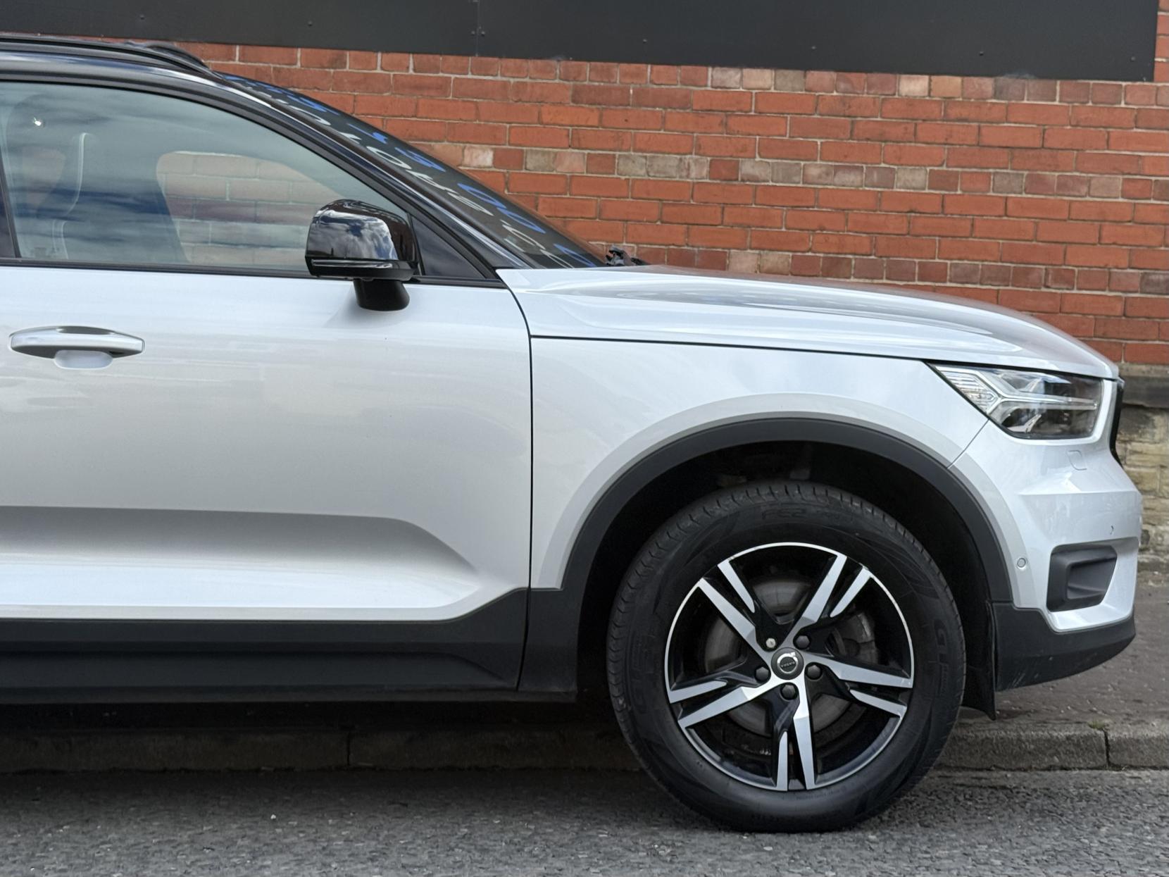 Volvo XC40 2.0 T5 R-Design SUV 5dr Petrol Auto AWD Euro 6 (s/s) (247 ps)