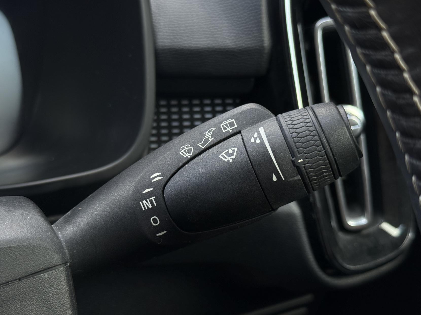 Volvo XC40 2.0 T5 R-Design SUV 5dr Petrol Auto AWD Euro 6 (s/s) (247 ps)