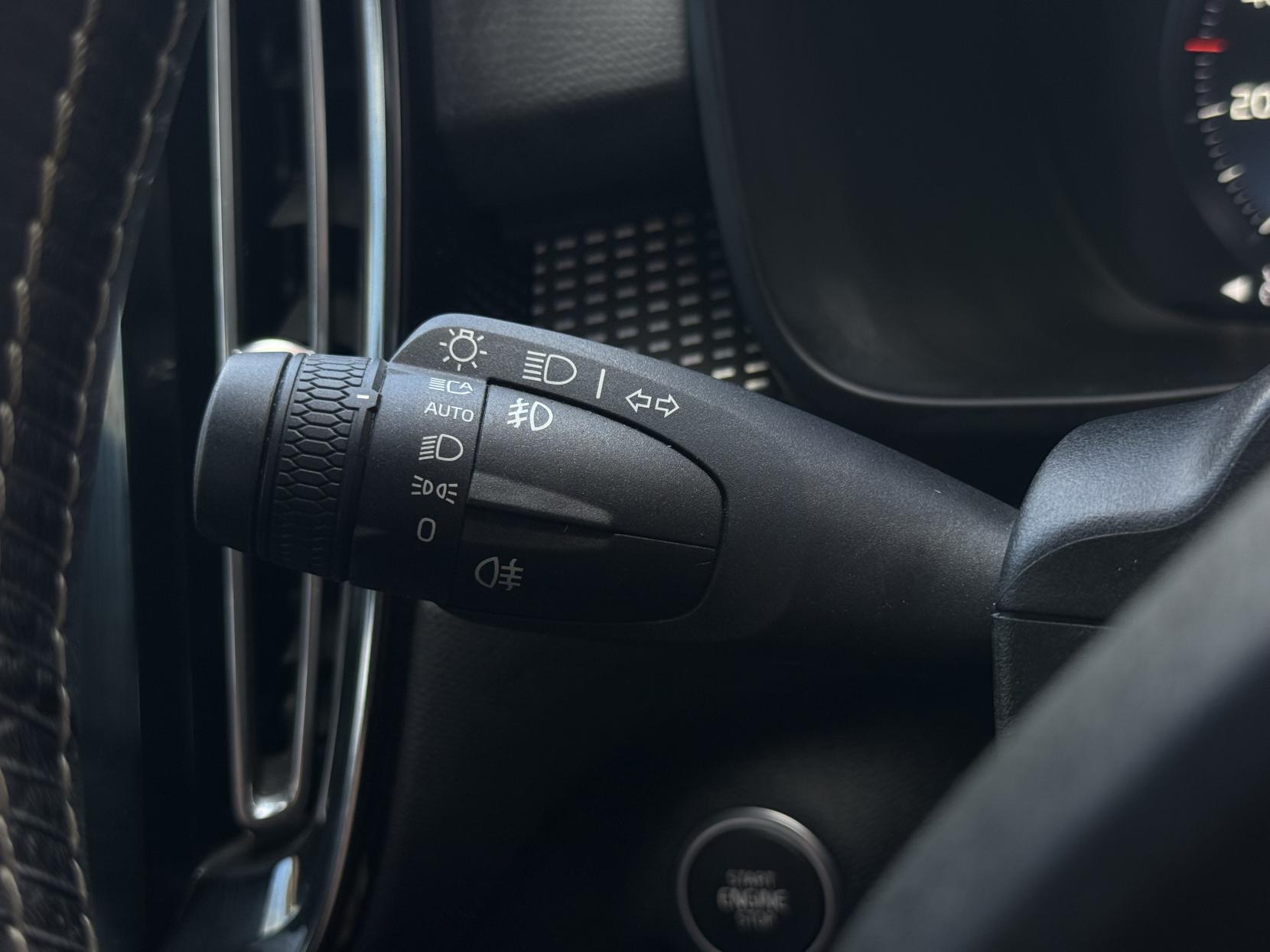 Volvo XC40 2.0 T5 R-Design SUV 5dr Petrol Auto AWD Euro 6 (s/s) (247 ps)