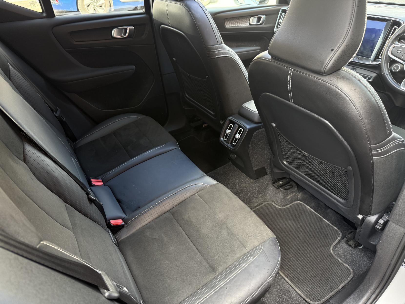 Volvo XC40 2.0 T5 R-Design SUV 5dr Petrol Auto AWD Euro 6 (s/s) (247 ps)