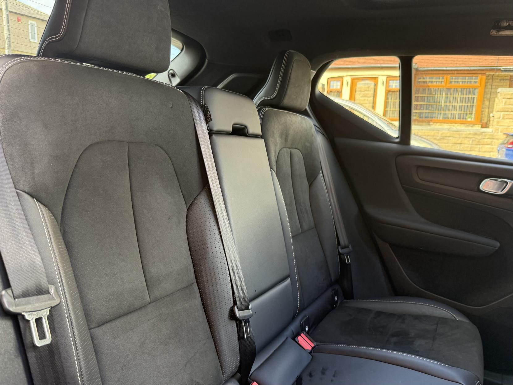 Volvo XC40 2.0 T5 R-Design SUV 5dr Petrol Auto AWD Euro 6 (s/s) (247 ps)