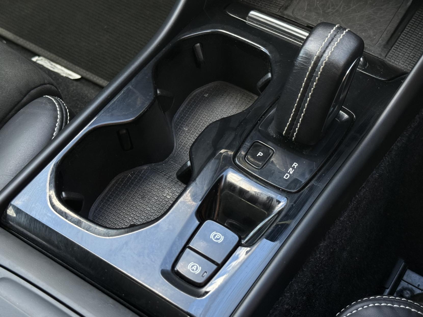 Volvo XC40 2.0 T5 R-Design SUV 5dr Petrol Auto AWD Euro 6 (s/s) (247 ps)