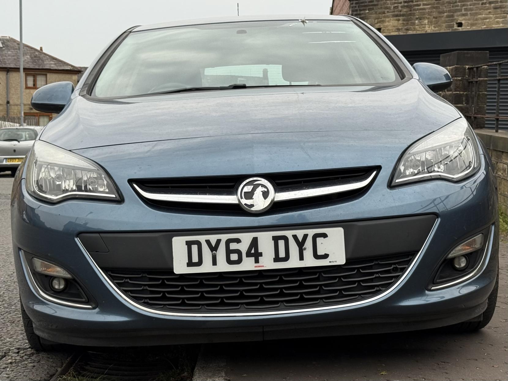 Vauxhall Astra 1.4T 16v SRi Hatchback 5dr Petrol Manual Euro 5 (140 ps)