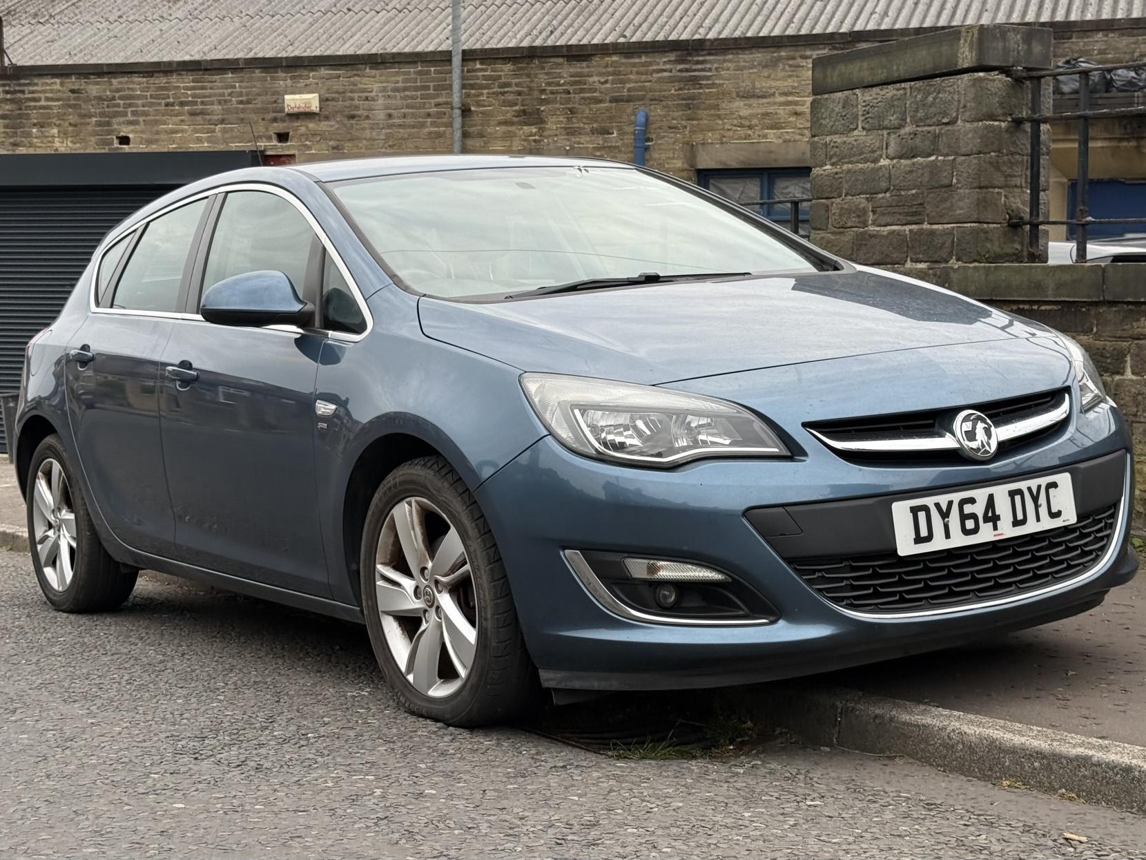 Vauxhall Astra 1.4T 16v SRi Hatchback 5dr Petrol Manual Euro 5 (140 ps)