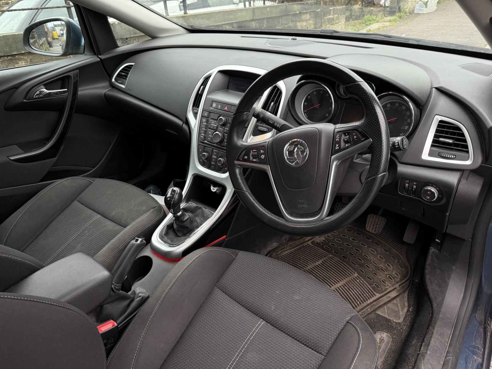 Vauxhall Astra 1.4T 16v SRi Hatchback 5dr Petrol Manual Euro 5 (140 ps)