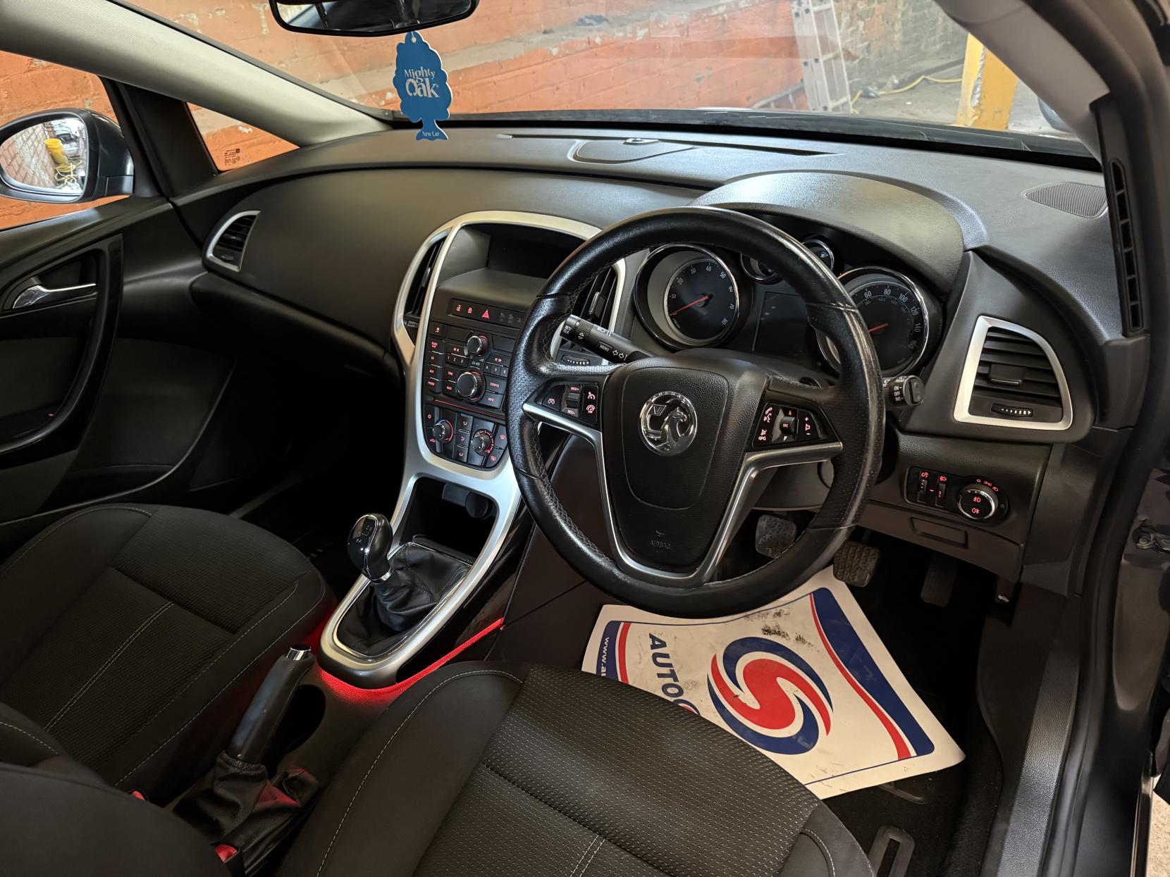 Vauxhall Astra 1.4i SRi Hatchback 5dr Petrol Manual Euro 6 (100 ps)