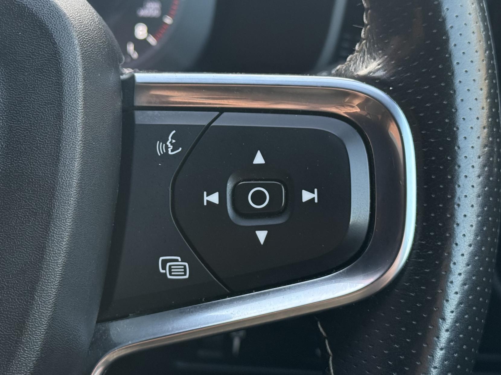 Volvo XC40 2.0 B4 MHEV R-Design Pro SUV 5dr Petrol Hybrid Auto Euro 6 (s/s) (197 ps)