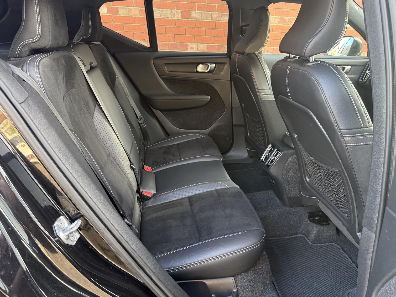 Volvo XC40 2.0 B4 MHEV R-Design Pro SUV 5dr Petrol Hybrid Auto Euro 6 (s/s) (197 ps)