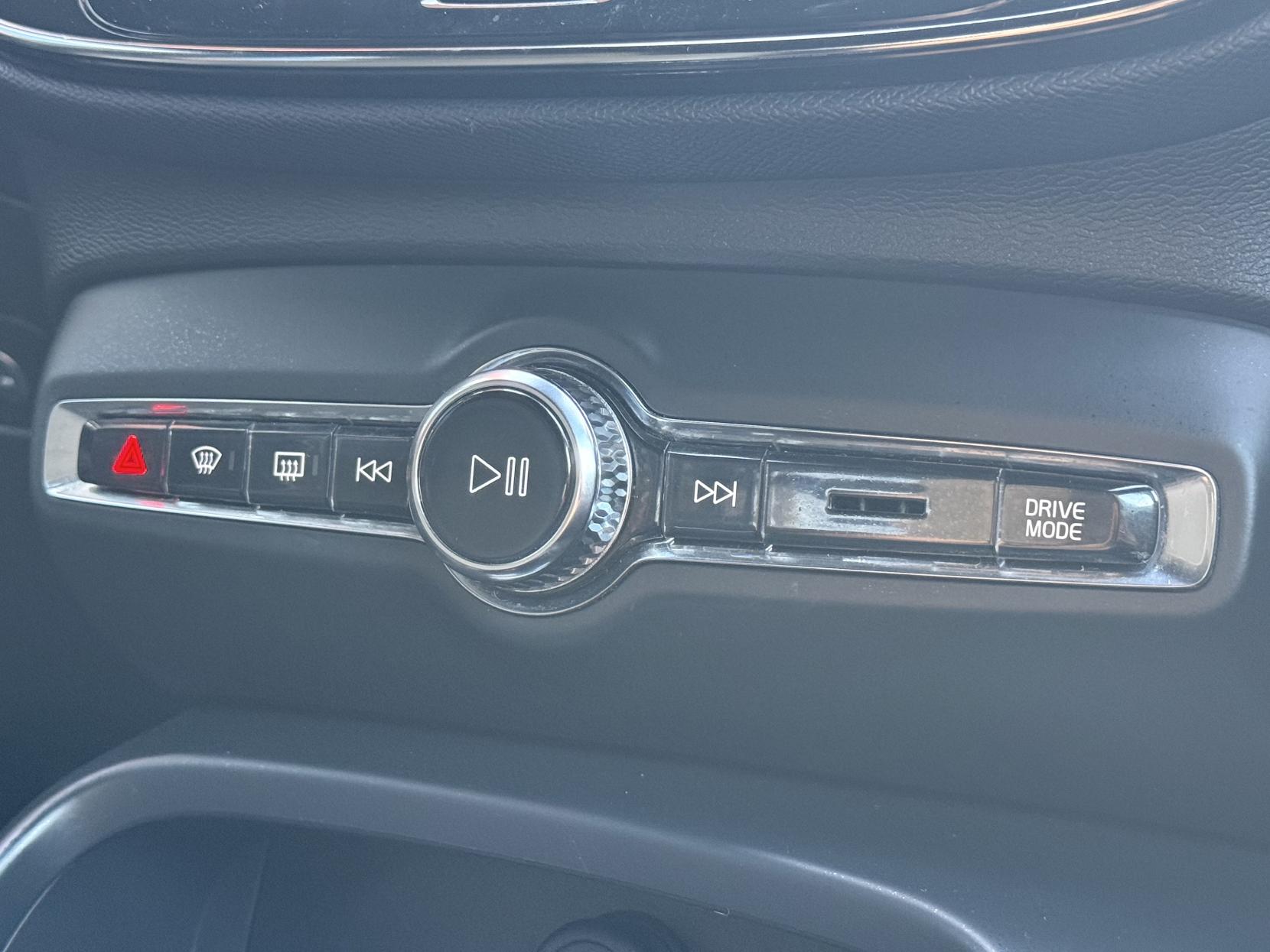 Volvo XC40 2.0 B4 MHEV R-Design Pro SUV 5dr Petrol Hybrid Auto Euro 6 (s/s) (197 ps)