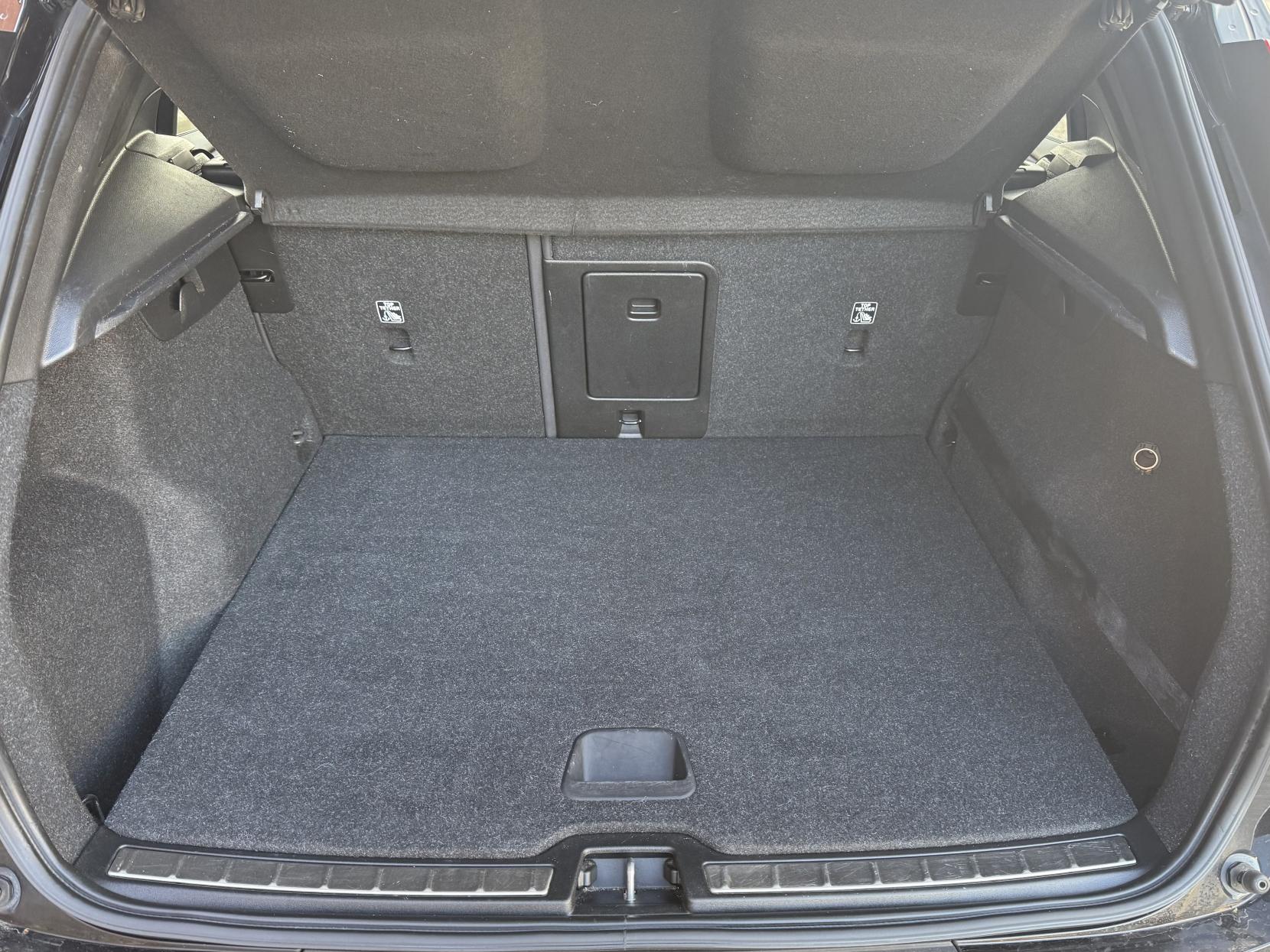 Volvo XC40 2.0 B4 MHEV R-Design Pro SUV 5dr Petrol Hybrid Auto Euro 6 (s/s) (197 ps)