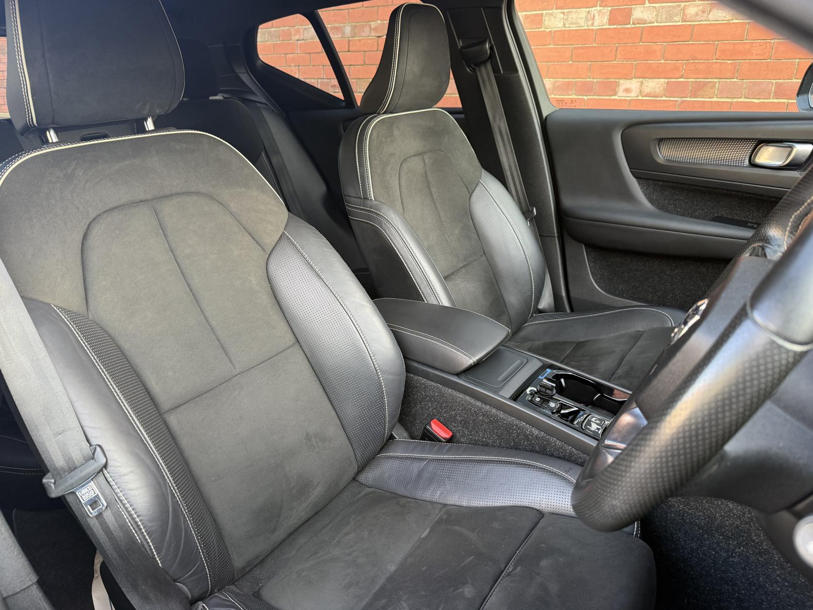 Volvo XC40 2.0 B4 MHEV R-Design Pro SUV 5dr Petrol Hybrid Auto Euro 6 (s/s) (197 ps)