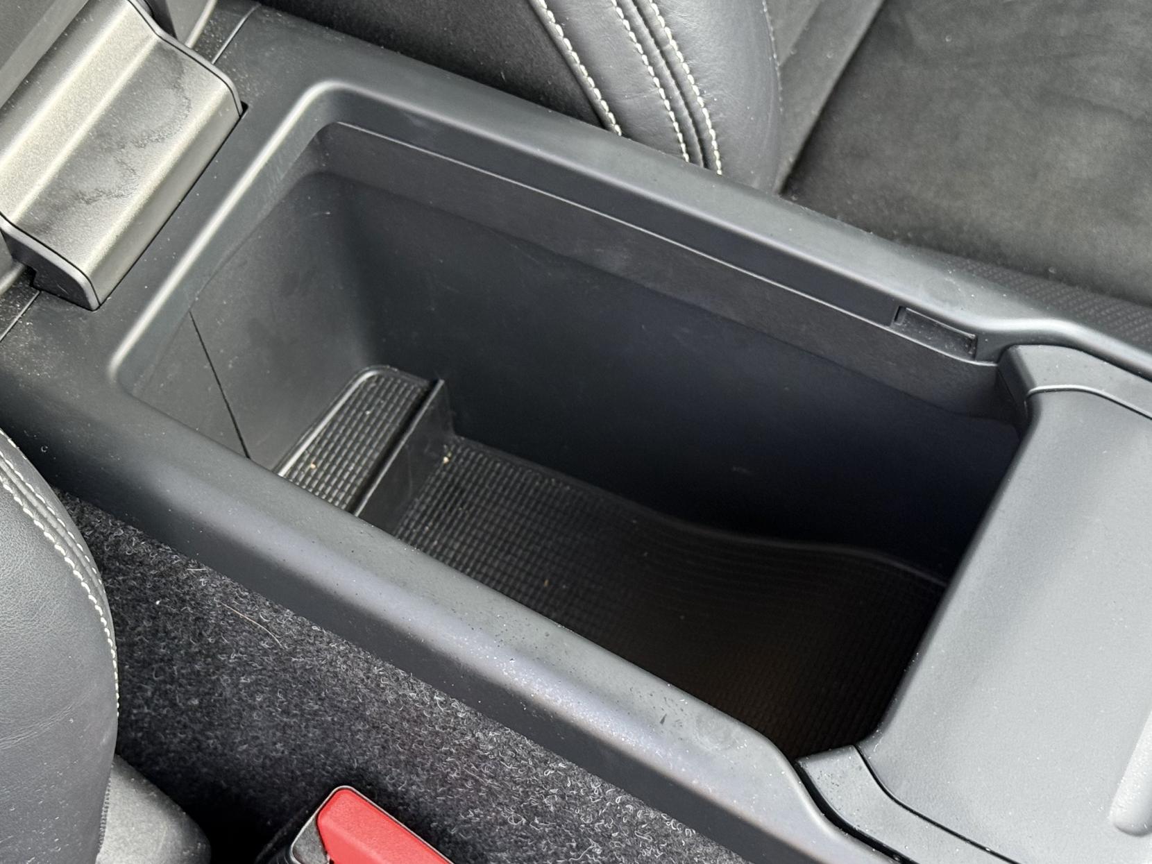 Volvo XC40 2.0 B4 MHEV R-Design Pro SUV 5dr Petrol Hybrid Auto Euro 6 (s/s) (197 ps)