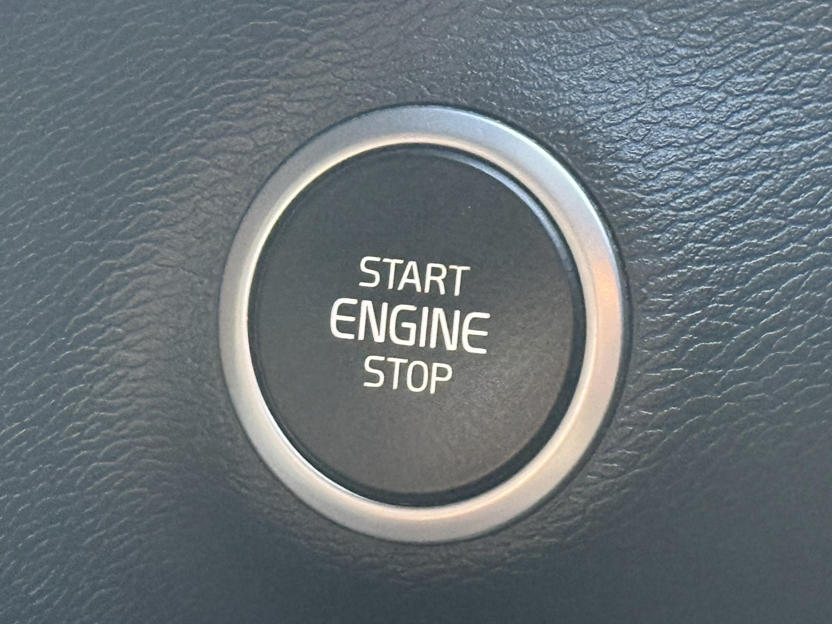 Volvo XC40 2.0 B4 MHEV R-Design Pro SUV 5dr Petrol Hybrid Auto Euro 6 (s/s) (197 ps)