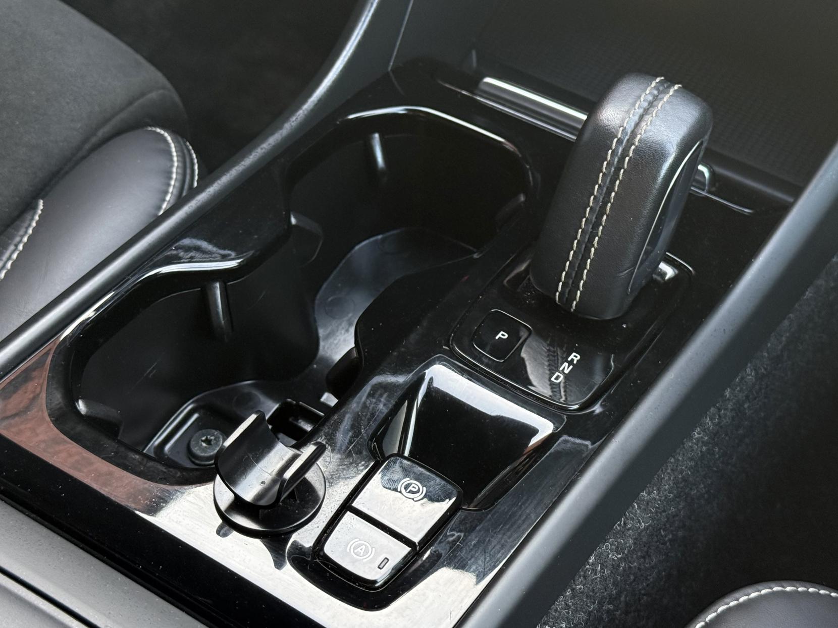 Volvo XC40 2.0 B4 MHEV R-Design Pro SUV 5dr Petrol Hybrid Auto Euro 6 (s/s) (197 ps)