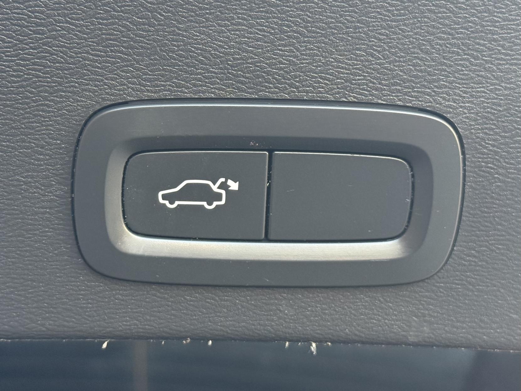 Volvo XC40 2.0 B4 MHEV R-Design Pro SUV 5dr Petrol Hybrid Auto Euro 6 (s/s) (197 ps)